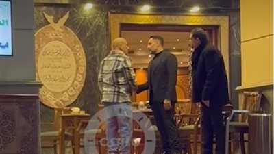 بحضور محمد لطفي.. محمد فؤاد يستقبل عزاء والد زوجته بمسجد الشرطة | بث مباشر 