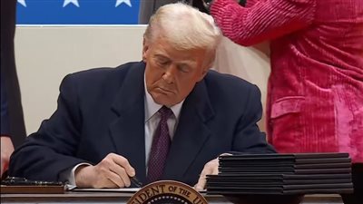 ترامب يعلن فرض تعريفات جمركية بنسبة 25% على الواردات من المكسيك وكندا