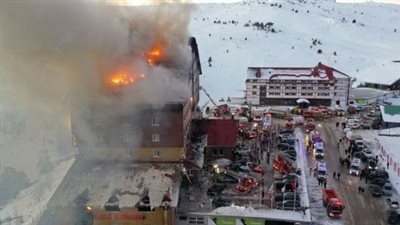 مصرع 10 أشخاص وإصابة 32 في حريق داخل منتجع سياحي بتركيا