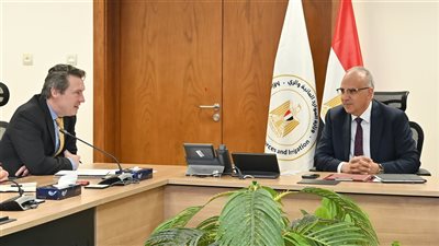 وزير الري يؤكد أهمية استخدام الطاقة الشمسية بدل الديزل في تشغيل وحدات الرفع على المساقي