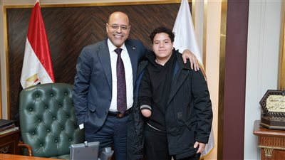 وزير العمل بوجه بصرف تعويض لمواطن بُترت ذراعه خلال عمله 