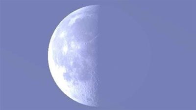 بعد منتصف الليل.. القمر في التربيع الأخير يزين السماء