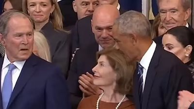 كيف يمكننا وقف ما يحدث؟.. قراءة الشفاه تكشف سؤال أوباما لجورج بوش في حفل تنصيب ترامب