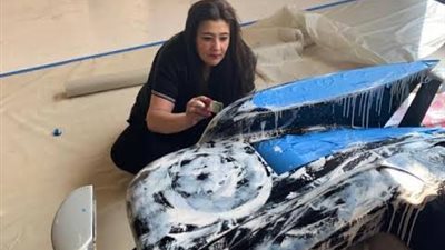 بتكليف من الأمانة العامة السعودية.. الفنانة التشكيلية شاليمار شربتلي تزين ميادين جدة بلوحات تشكيلية على السيارات القديمة (صور) 