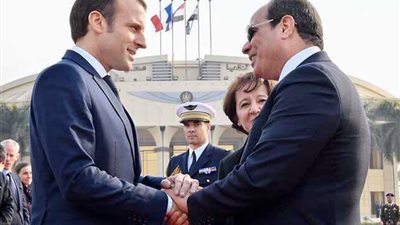 السيسي يتلقى اتصالًا هاتفيًّا من الرئيس الفرنسي ماكرون