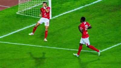 الأهلي يسجل الهدف الثالث في شباك الإسماعيلي (3-0)