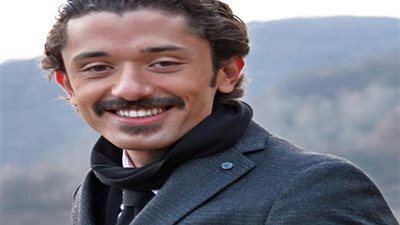 كريم محمود عبد العزيز يكشف سبب رفضه تجسيد السيرة الذاتية لوالده (فيديو)