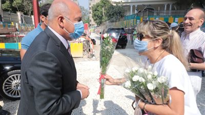 كامل الوزير يشهد عودة سكان عمارة الشربتلي بالزمالك إلى وحداتهم.. والأهالي يستقبلونه بالورود (صور)