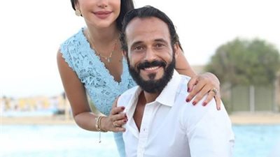 يوسف الشريف يحتفل بعيد ميلاده مع زوجته على البحر (صورة)