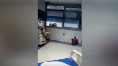 سيدة توثق لحظة وفاة ابنتها داخل مستشفى المنيا الجامعي وسط غياب الأطباء (فيديو)