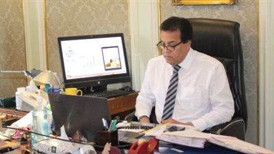 وزير التعليم العالى يناقش عودة النشاط الرياضى للجامعات بإجراءات احترازية