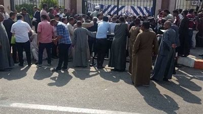 تدافع ومشادات كلامية بين المرشحين المحتملين لمجلس النواب في قنا (فيديو)