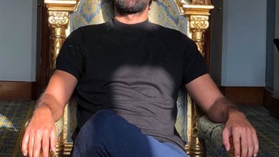 أحمد حاتم يجلس على كرسي الخديوي إسماعيل بـ”الشروال” (صورة)