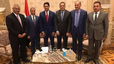 شاهد.. استقبال أبو هشيمة وحلاوة ونواب مجلس الشيوخ لاستخراج الكارنيهات (صور)