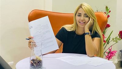 مي حلمي تنتهي من كتابة رواية جديدة وتشارك بها في معرض الكتاب