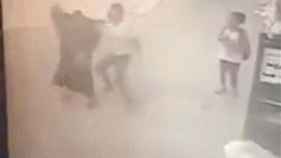 شاب يعتدي على سيدة بوحشية أثناء سيرها في الشارع بالغربية (فيديو)