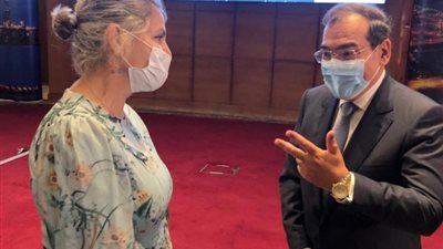 السفيرة الإسرائيلية في مصر تنشر صورتها مع وزير البترول على هامش منتدى غاز المتوسط