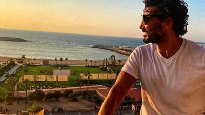 خالد النبوي يواصل تصوير فيلم قمر 14 في الإسكندرية (صورة)