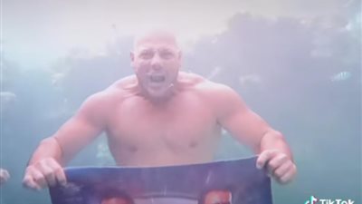 أحمد التهامي يروج لفيلم “زنزانة 7” من تحت الماء (فيديو)