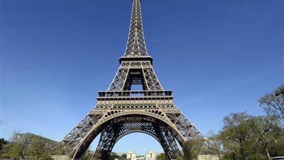 إخلاء برج إيفل من الزوار بعد تهديدات بوجود قنبلة (فيديو)