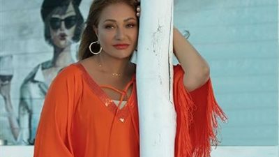 ليلى علوي تودع الصيف بجلسة تصوير بعدسة خالد فضة (صور)