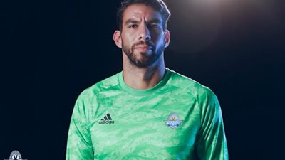 بيراميدز يعلن التعاقد مع شريف إكرامي في صفقة انتقال حر