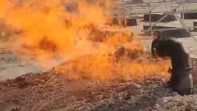 استمرار اندلاع النيران من بئر مياه بالمنطقة الصحراوية في سوهاج لليوم الثالث