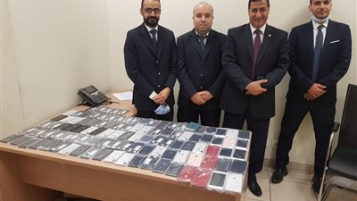 جمارك مطار القاهرة تحبط محاولة راكب تهريب 105 iPhones داخل هاندباج (صور)