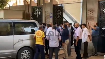 وصول جثمان المنتصر بالله كنيسة أبو سيفين استعدادًا لصلاة الجنازة (فيديو)