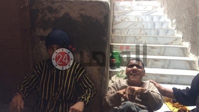 قصة كفاح سيدة أشمون.. ترعى أولادها المعاقين وتسافر يوميًا للعمل بأجر 50 جنيهاً (صور وفيديو)