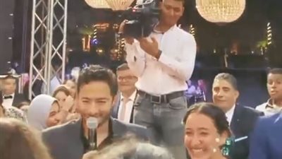 فتاة تضع حمادة هلال في موقف محرج سبب غنائه في حفل زفاف والدتها (فيديو)