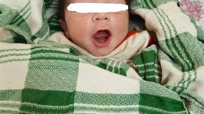 العثور على طفل رضيع ملقى أمام مبنى رعاية الطفل في المنيا