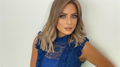 ريم البارودي تتألق في جلسة تصوير جديدة بـ”الأزرق” (صور)