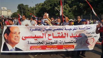 مواطنون من أمام المنصة: “بنحبك يا سيسي”