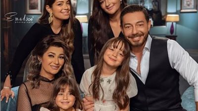 مع بناته الأربع.. أحمد زاهر وأسرته في ضيافة إسعاد يونس (صورة)