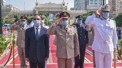 قائد المنطقة الشمالية ومحافظ الإسكندرية يضعان إكليلًا من الزهور على النصب التذكاري للشهداء