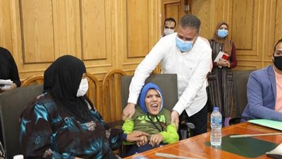 بعد نشرها إعلامياً.. محافظ المنوفية يلتقي بعض الحالات الإنسانية ويخصص لهم موعداً أسبوعياً