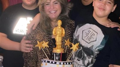 الفنانة صابرين تحتفل بعيد ميلادها بكعكة تمثال أوسكار