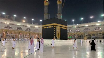 عودة العمرة.. المسجد الحرام يفتح أبوابه أمام المعتمرين وسط إجراءات احترازية مشددة