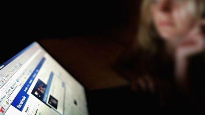 زوج يرسل صور زوجته بـ”قميص النوم” لأصدقائه للانتقام منها