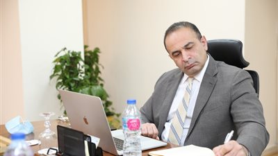 نائب وزيرة التخطيط متحدثًا في اجتماع مركز التنمية التابع لمنظمة OECD