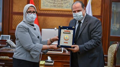 “الصحة” تكرم خالد الصاوي لمشاركته في حملة توعية بالتجارب الإكلينيكة للقاح كورونا (صور)