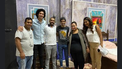 مؤلفا “اللوكاندة” كيمز وعبدالوهاب في كواليس العرض الأول