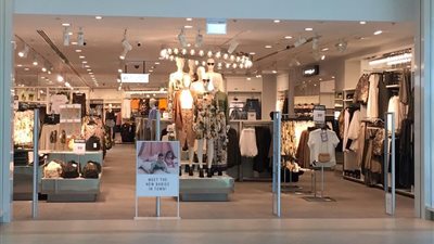 “خايفين من الإدارة”.. تكتم بـH&M على واقعة تغريم أم وابنتها 5 أضعاف ثمن ملابس سرقوها من المحل