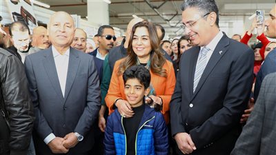 وزيرة التنمية المحلية توقف جولتها لالتقاط صورة تذكارية مع طفل صغير| صور