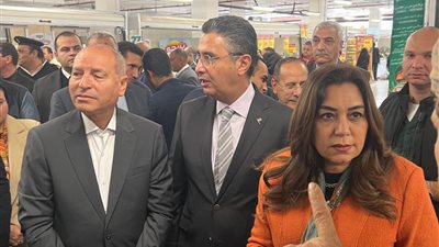 بعد طلبه تخصيص منفذ دائم له.. محافظ القاهرة لأحد البائعين: سنبحث الأمر| صور