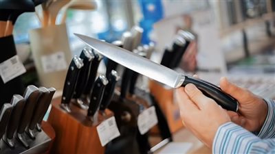 بتقدير عمر الوجه.. متجر بريطاني يعتمد الذكاء الاصطناعي في حظر بيع السكاكين للأقل من 18 عامًا 