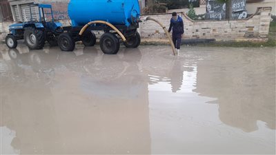 بعد ليلة ممطرة.. كسح مياه الأمطار في كفر الشيخ