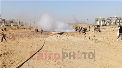 اندلاع حريق بسبب سقوط كابلات الضغط العالي على خط غاز خلف نادي الصيد بأكتوبر| صور