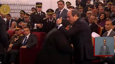 أم الشهيد عمر القاضي للرئيس: بهديك سلسلة عمر عشان إنت جبت حقه.. والسيسي: أنا ماجبتش حق حد إنتم اللي جبتوه